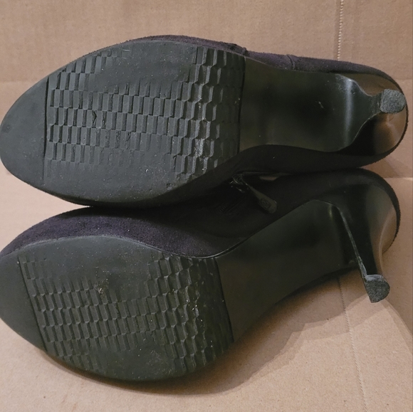 Ladies Del Garda by MNK black suede zipper booties - size 40 - Picture 2 of 9